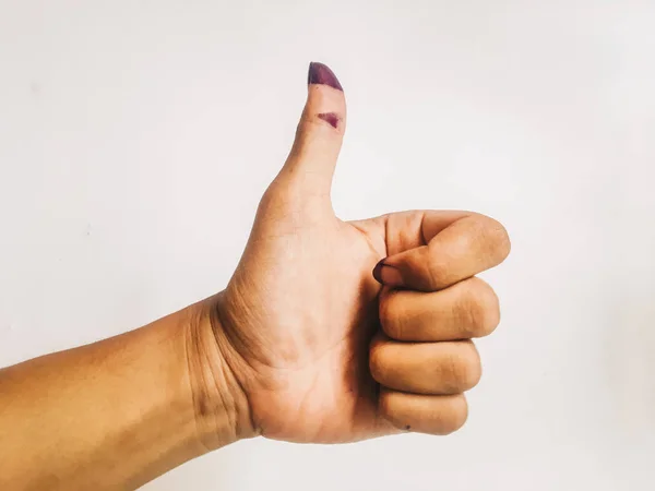白い背景に隔離された紫色のインクで女性の親指を上げる 有権者の指から紫色のインクスポットは インドネシアの選挙の証拠を与えた — ストック写真