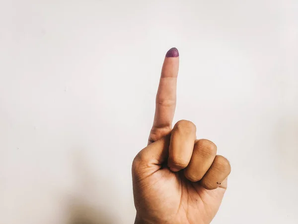 白い背景に隔離されている女性の手の1本の指または人差し指 有権者の指から紫色のインクスポットは インドネシアの選挙の証拠を与えました ジョコウィサポーターのサイン — ストック写真
