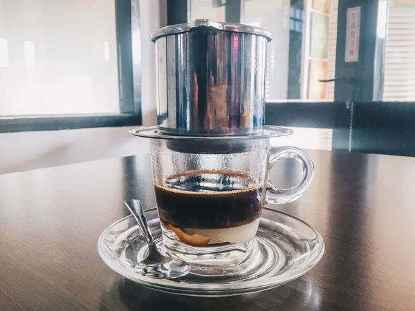 Koffie Maken Met Metalen Waterkoker Glas Tafel — Stockfoto