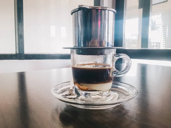 Koffie Maken Met Metalen Waterkoker Glas Tafel — Stockfoto