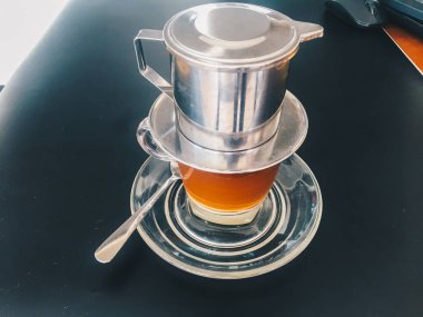 koyu arka planda metal su ısıtıcısı ve cam ile kahve yapma