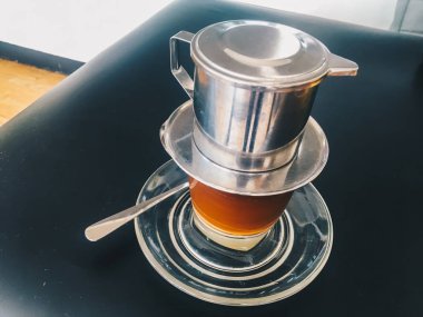 koyu arka planda metal su ısıtıcısı ve cam ile kahve yapma