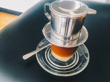 koyu arka planda metal su ısıtıcısı ve cam ile kahve yapma