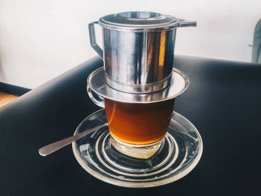 koyu arka planda metal su ısıtıcısı ve cam ile kahve yapma