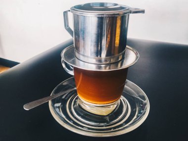 koyu arka planda metal su ısıtıcısı ve cam ile kahve yapma