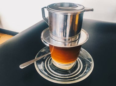 koyu arka planda metal su ısıtıcısı ve cam ile kahve yapma