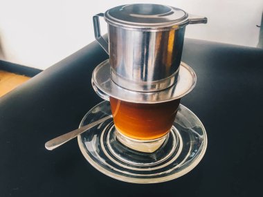 koyu arka planda metal su ısıtıcısı ve cam ile kahve yapma