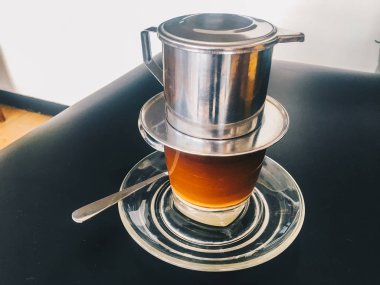 koyu arka planda metal su ısıtıcısı ve cam ile kahve yapma