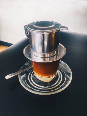 koyu arka planda metal su ısıtıcısı ve cam ile kahve yapma