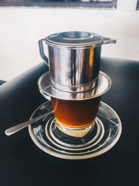 koyu arka planda metal su ısıtıcısı ve cam ile kahve yapma