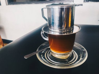 koyu arka planda metal su ısıtıcısı ve cam ile kahve yapma