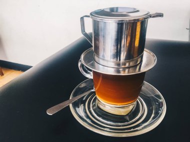 koyu arka planda metal su ısıtıcısı ve cam ile kahve yapma