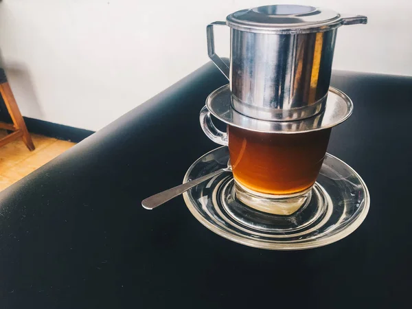 Het Maken Van Koffie Met Een Metalen Waterkoker Glas Donkere — Stockfoto