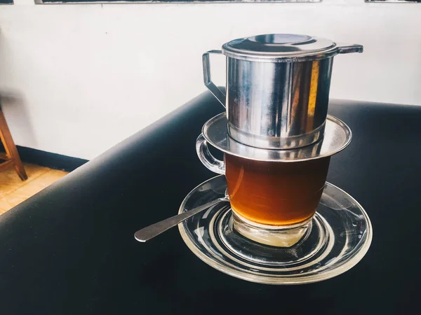 Het Maken Van Koffie Met Een Metalen Waterkoker Glas Donkere — Stockfoto