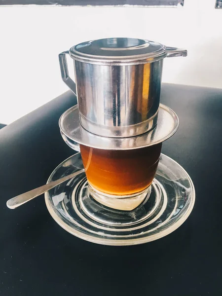 Приготовление Кофе Металлическим Чайником Стеклом Темном Фоне — стоковое фото