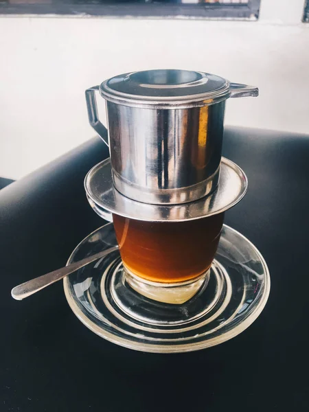 Приготовление Кофе Металлическим Чайником Стеклом Темном Фоне — стоковое фото