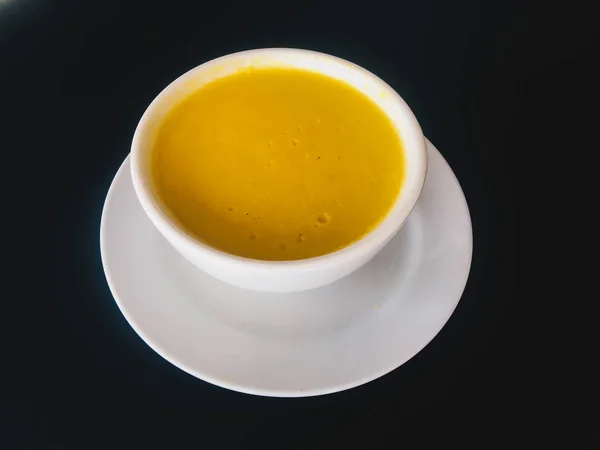 Zuppa Mais Cremoso Giallo Puro Con Una Ciotola Bianca Isolata — Foto Stock