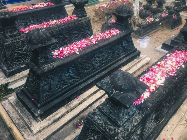 Tumbas Viejas Con Pétalos Flores Rosas —  Fotos de Stock