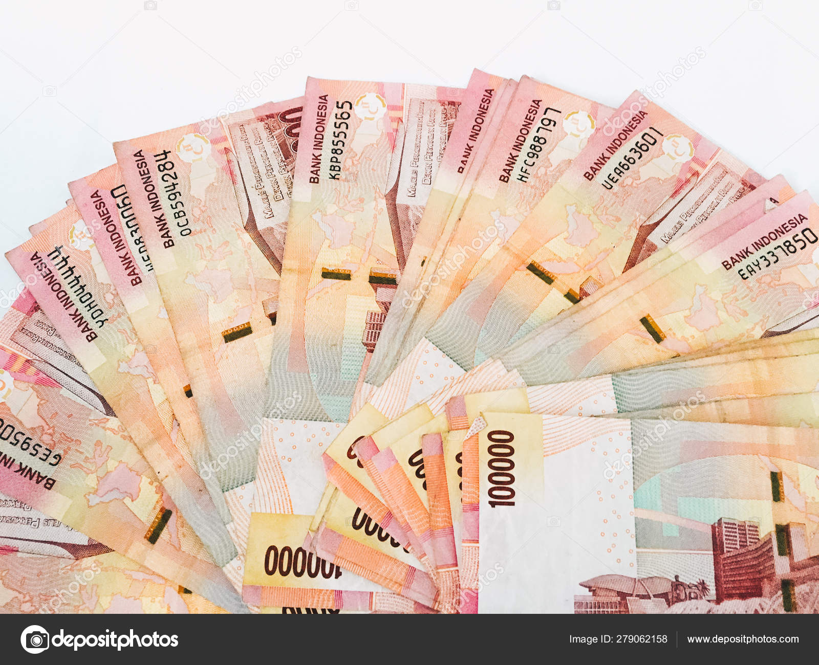 印尼盾面值为10万印尼盾独立于白人背景——图库图片© Reezky11 #279062158