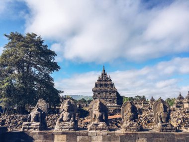 Plaosan Kompleksi tapınağında Candi Plaosan veya Plaosan Tapınağı arka plan ile birçok Budist heykelleri. Prambanan, Klaten, Orta Java, Endonezya'da bulunan Cava Budist tapınaklarından biri