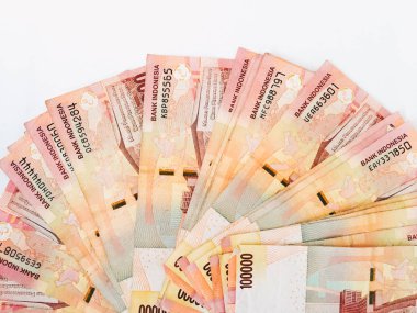 Endonezya para birimi banknotları beyaz arka planda izole edilmiş 100.000 banknot