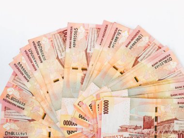 Endonezya para birimi banknotları beyaz arka planda izole edilmiş 100.000 banknot