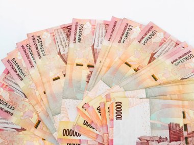 Endonezya para birimi banknotları beyaz arka planda izole edilmiş 100.000 banknot