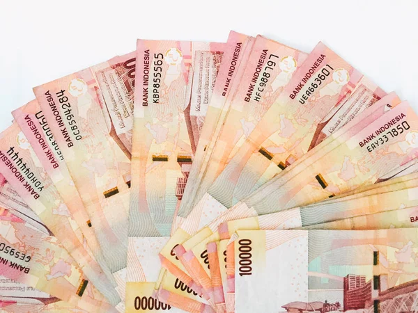 Endonezya para birimi banknotları beyaz arka planda izole edilmiş 100.000 banknot
