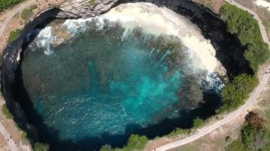 Nusa Penida, Bali, Endonezya 'da Rocky Coast ve Coves' a tepeden bakan hava aracı görüntüsü.