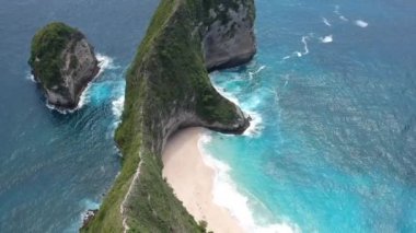 Nusa Penida, Bali, Endonezya inanılmaz mavi okyanus ile uçurum, okyanus, plaj, kıyı havadan drone görünümü