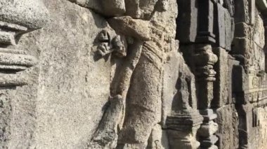 Plaosan Kompleksi tapınağında Candi Plaosan veya Plaosan Tapınağı arka plan ile birçok Budist heykelleri. Prambanan, Klaten, Orta Java, Endonezya'da bulunan Cava Budist tapınaklarından biri