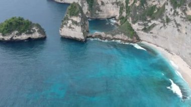Nusa Penida, Bali, Endonezya inanılmaz mavi okyanus ile beyaz uçurum, okyanus, kaya, plaj, ağaç ve kıyı havadan drone görünümü