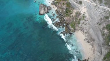 Nusa Penida, Bali, Endonezya inanılmaz mavi okyanus ile beyaz uçurum, okyanus, kaya, plaj, ağaç ve kıyı havadan drone görünümü
