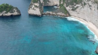 Nusa Penida, Bali, Endonezya inanılmaz mavi okyanus ile beyaz uçurum, okyanus, kaya, plaj, ağaç ve kıyı havadan drone görünümü