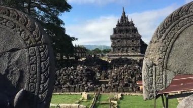 Plaosan Kompleksi tapınağında Candi Plaosan veya Plaosan Tapınağı arka plan ile birçok Budist heykelleri. Prambanan, Klaten, Orta Java, Endonezya'da bulunan Cava Budist tapınaklarından biri