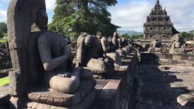 Plaosan Kompleksi tapınağında Candi Plaosan veya Plaosan Tapınağı arka plan ile birçok Budist heykelleri. Prambanan, Klaten, Orta Java, Endonezya'da bulunan Cava Budist tapınaklarından biri
