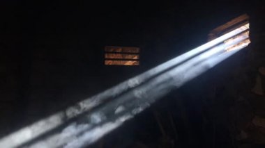 Geleneksel ocakveya mutfakta pişirirken havalandırmadan gelen ışıkla duman arka plan