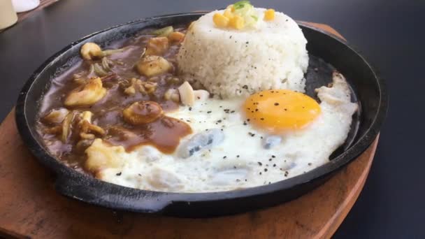 Placa Caliente Con Arroz Huevo Frito Soleado Carne Parrilla Ternera — Vídeos de Stock