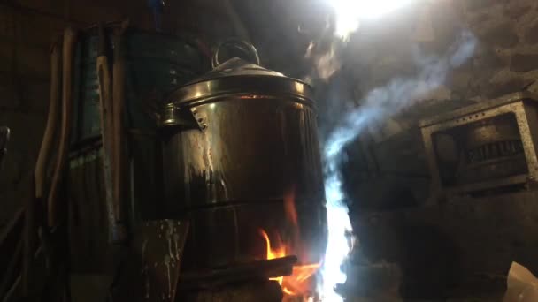 Kook Met Ketel Traditionele Kachel Keuken Met Houtvuur Rook Achtergrond — Stockvideo