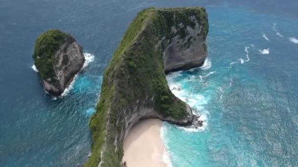 Aerial Drone Över Cliff Ocean Beach Shore Nusa Penida Bali — Stockvideo