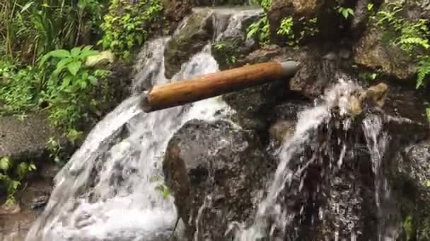 インドネシア バリ村の農村地域で伝統的な素朴な竹や岩から落ちる美しい滝 — ストック動画