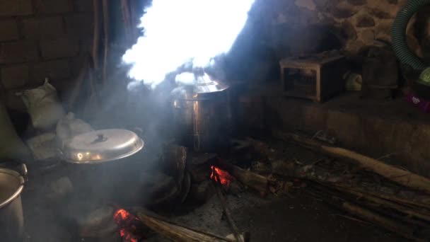 Cozinhe Com Caldeira Fogão Tradicional Cozinha Com Lareira Fumaça Fundo — Vídeo de Stock