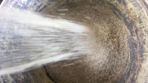 Hnědá Rýže Vytékající Lisovny Rýže Během Práce Kbelíku Organická Celoomletá — Stock video