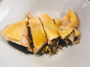 Beyaz tabakta dilimlenmiş kızarmış tavuk