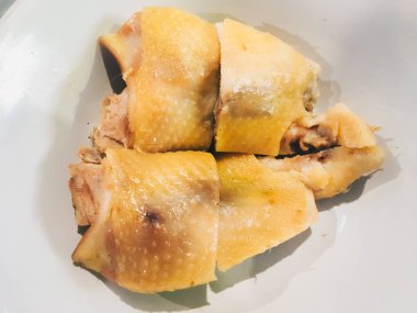 Beyaz tabakta dilimlenmiş kızarmış tavuk