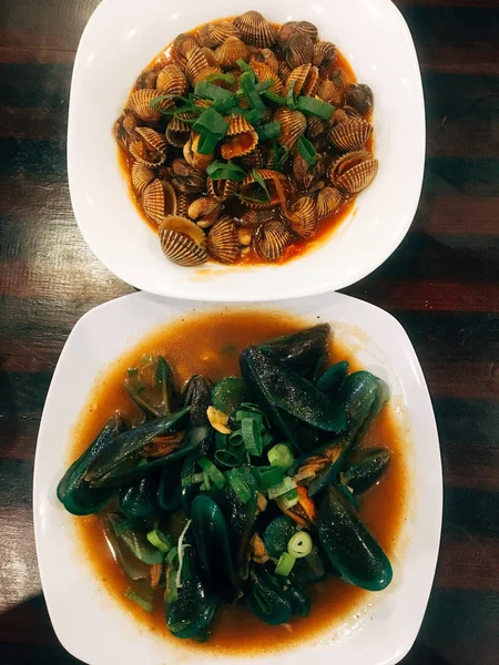 Kerang Panggang Dan Kerang Dengan Saus Merah Lezat Dan Daun — Stok Foto