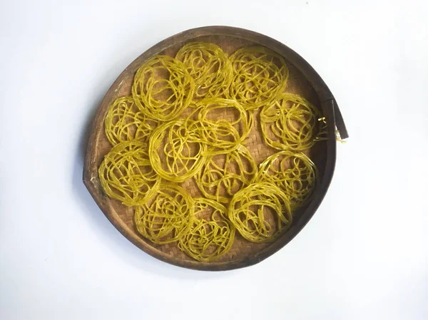 beyaz arka planda bambu tepside kurutma geleneksel endonezya ev yapımı erişte