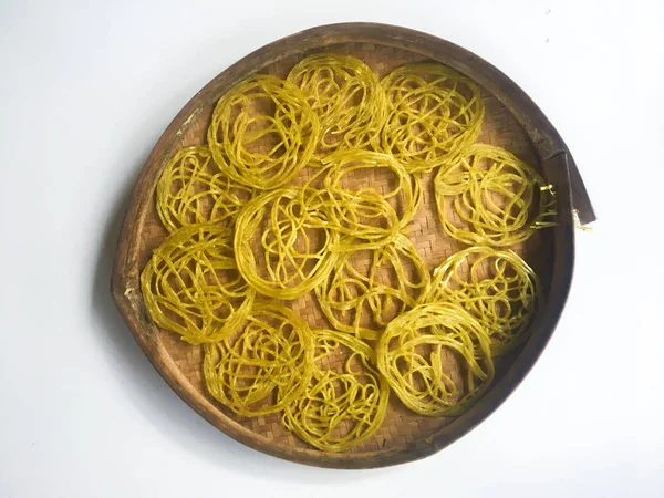 Tradicional Indonésia Macarrão Caseiro Secagem Bandeja Bambu Fundo Branco — Fotografia de Stock