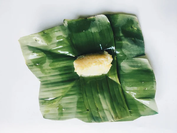 バナナの葉を添えたテープケタンインドネシアの伝統的な食べ物は 食べる準備ができています 発酵したもち米 インドネシアの伝統的な食べ物 白い背景に隔離 — ストック写真