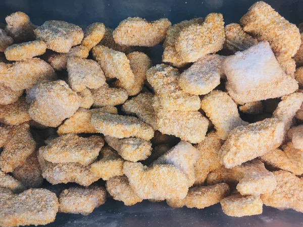 Tumpukan Chicken Nugget Beku Mentah Dalam Pendingin Supermarket Stok Gambar Bebas Royalti